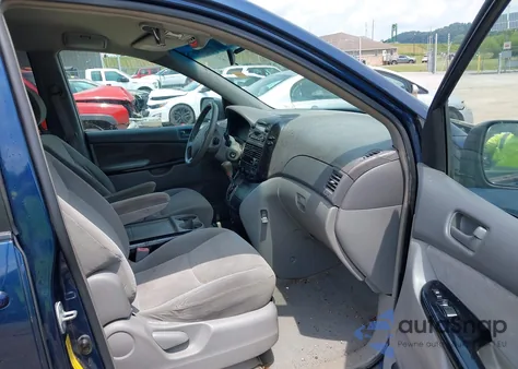 2004 Toyota Sienna Le z USA, uszkodzony, nr VIN 5TDBA23CX4S007676